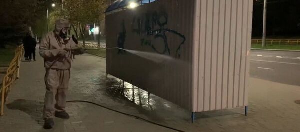 Охотники за коронавирусом: как по ночам дезинфицируют улицы Гродно  - Sputnik Беларусь