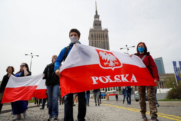 Участники митинга несут польские флаги во время демонстрации 1 Мая в Варшаве, Польша - Sputnik Беларусь
