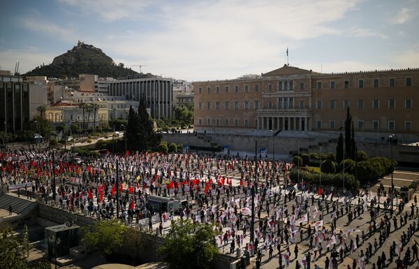 Члены профсоюза PAME во время митинга, посвященного Первому мая во время вспышки COVID-19, в Афинах, Греция - Sputnik Беларусь