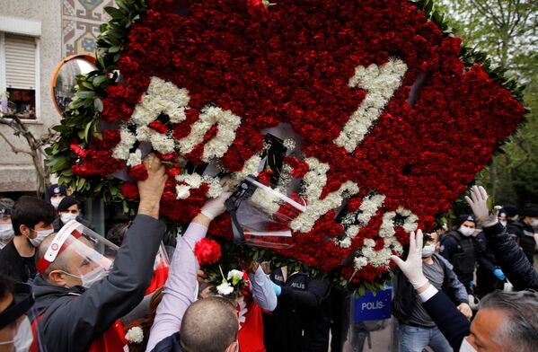 Профсоюзные лидеры несут венок из цветов, пытаясь обойти запрет и пройти маршем по площади Таксим - Sputnik Беларусь
