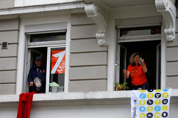 Люди стоят на балконах и стучат в пустые кастрюли, требуя большей справедливости в отношении заработной платы, во время первомайской акции протеста в Цюрихе, Швейцария - Sputnik Беларусь
