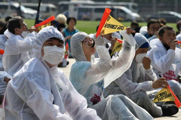 Южнокорейские рабочие принимают участие в первомайском митинге, призывающем к улучшению условий труда и прав в Сеуле - Sputnik Беларусь
