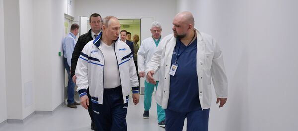 Президент РФ В. Путин и главный врач больничного комплекса в Коммунарке Денис Проценко  - Sputnik Беларусь