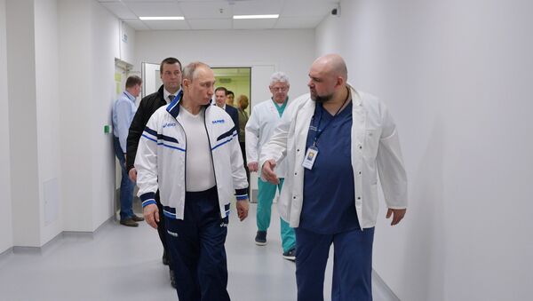 Президент РФ В. Путин и главный врач больничного комплекса в Коммунарке Денис Проценко  - Sputnik Беларусь