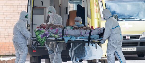 Медицинские работники транспортируют пациента Медицинские работники транспортируют пациента - Sputnik Беларусь