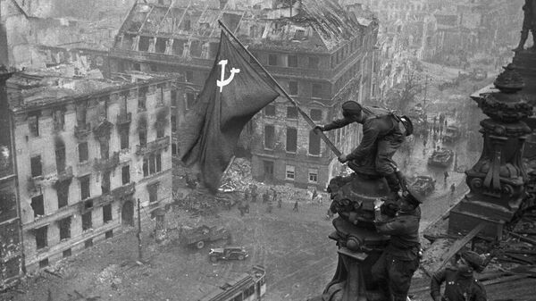 Знамя над Рейхстагом: архивные кадры Берлинской операции - Sputnik Беларусь