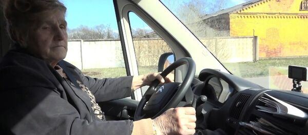 Пережившая блокаду пенсионерка развозит помощь нуждающимся - видео - Sputnik Беларусь