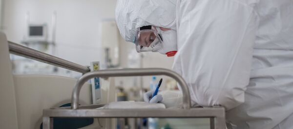 Медицинский работник в отделении реанимации - Sputnik Беларусь