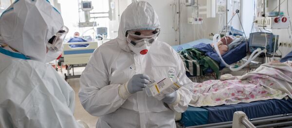 Медыцынскія работнікі ў аддзяленні рэанімацыі і інтэнсіўнай тэрапіі Медыцынскія работнікі ў аддзяленні рэанімацыі і інтэнсіўнай тэрапіі - Sputnik Беларусь