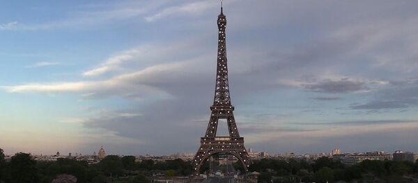 Эйфелева башня зажглась в поддержку медиков во всем мире - Sputnik Беларусь