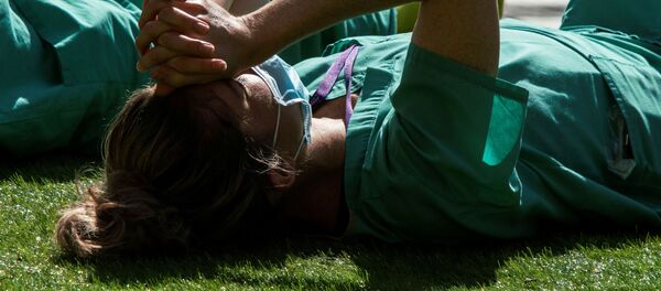 Медицинские работники отдыхают возле больницы Нью-Йоркского университета - Sputnik Беларусь