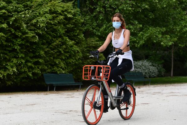 Девушка на велосипеде в Милане после этапного завершения карантина в Италии  - Sputnik Беларусь