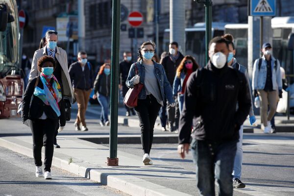 Люди в масках в Риме после завершения карантина в Италии  - Sputnik Беларусь