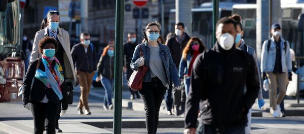 Люди в масках в Риме после завершения карантина в Италии  - Sputnik Беларусь