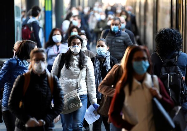 Люди в маске на вокзале в Милане после этапного завершения карантина в Италии - Sputnik Беларусь