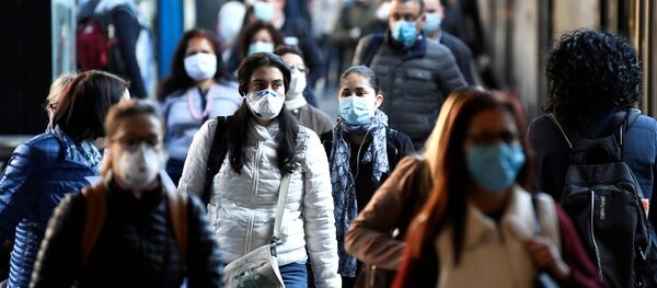 Люди в маске на вокзале в Милане после этапного завершения карантина в Италии - Sputnik Беларусь