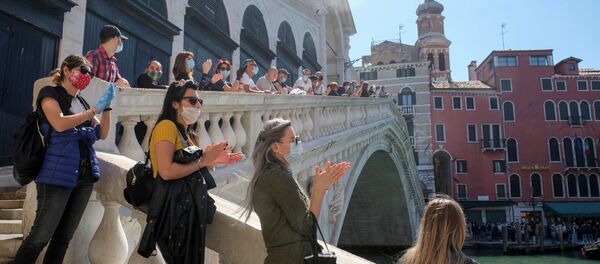 Люди во время тренировки в Неаполе после этапного завершения карантина в Италии  - Sputnik Беларусь