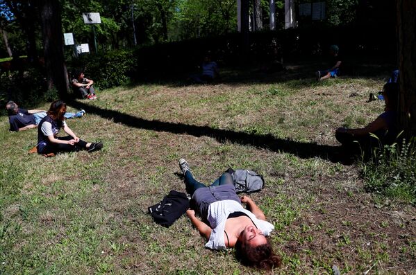 Люди загорают и отдыхают в парке после этапного завершения карантина в Италии  - Sputnik Беларусь