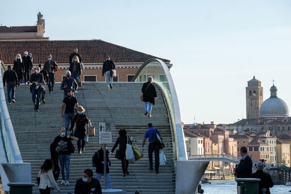 На мосту Конституции в Венеции после завершения карантина в Италии - Sputnik Беларусь