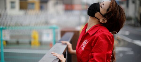 Танцовщица Ая Юмико тренируется возле своего дома во время вспышки коронавируса COVID-19 в Токио - Sputnik Беларусь