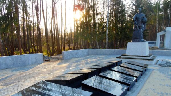 На братской могиле воинов и погибших жителей деревни в 1958 году установлен памятник – скульптура солдата с венком - Sputnik Беларусь