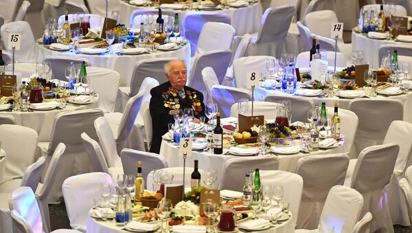 Ветеран за праздничным столом, архивное фото - Sputnik Беларусь
