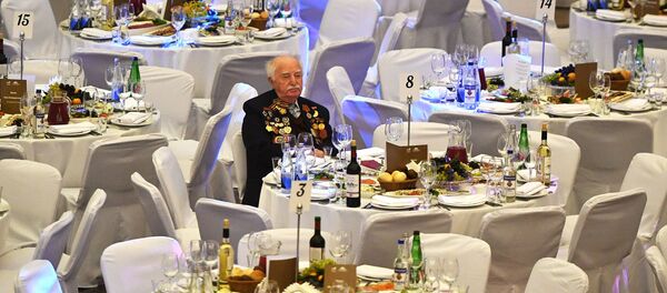 Ветеран за праздничным столом, архивное фото Ветеран за праздничным столом, архивное фото - Sputnik Беларусь