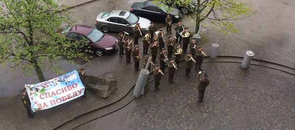 Посмотрите, как трогательно поздравил ветерана военный оркестр - Sputnik Беларусь