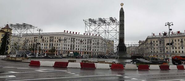 На Площади Победы начали собирать трибуны для концерта на 9 Мая, видео - Sputnik Беларусь