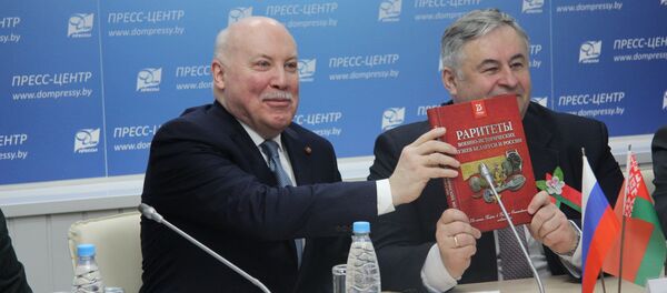 Дзмітрый Мезенцаў і Аляксандр Карлюкевіч прэзентуюць праект СД Рарытэты ваенна-гістарычных музеяў Беларусі і Расіі Дзмітрый Мезенцаў і Аляксандр Карлюкевіч прэзентуюць праект СД Рарытэты ваенна-гістарычных музеяў Беларусі і Расіі - Sputnik Беларусь
