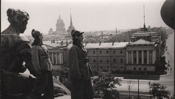 Молодежь блокадного Ленинграда дежурит на крыше, архивное фото - Sputnik Беларусь