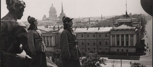 Молодежь блокадного Ленинграда дежурит на крыше, архивное фото - Sputnik Беларусь