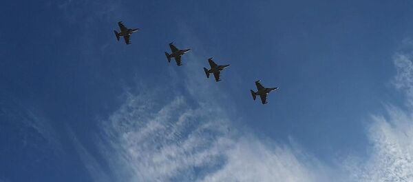 Стрелы из самолетов: как в небе над Минском парад репетировали - видео - Sputnik Беларусь