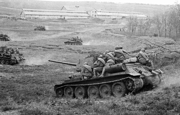 Советские танки Т-34-85 с десантом одного из механизированных корпусов идут в бой за станцию Раздельная в районе Одессы. Т-34-85, разработанный с учетом боевых действий, особенностей конструкции немецких танков и просчитанный гораздо скрупулезнее своего предшественника, превзошел по ключевым параметрам своего основного конкурента - средний немецкий танк Пантера, вплотную приблизившись по огневой мощи к танку Тигр.  - Sputnik Беларусь