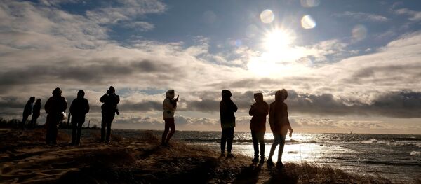 Латвийцы на берегу Балтийского моря - Sputnik Беларусь