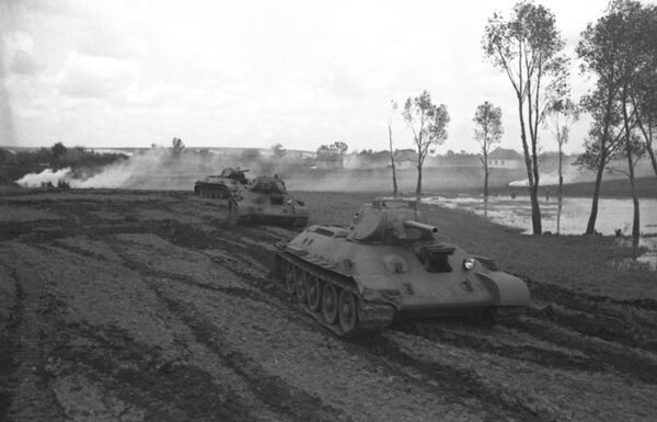Т-34-76 на юго-западном фронте, Харьковское направление, 1942 год. Уже к лету 1942 года было выпущено порядка 15 тысяч Т-34. Всего же за время производства СССР создал более 84 тысяч тридцатьчетверок в различных модификациях. - Sputnik Беларусь