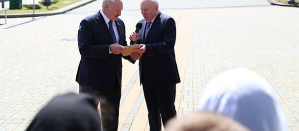 Пасол Мезенцаў падарафваў Лукашэнку кнігу пра ваенныя рарытэты Пасол Мезенцаў падарафваў Лукашэнку кнігу пра ваенныя рарытэты - Sputnik Беларусь
