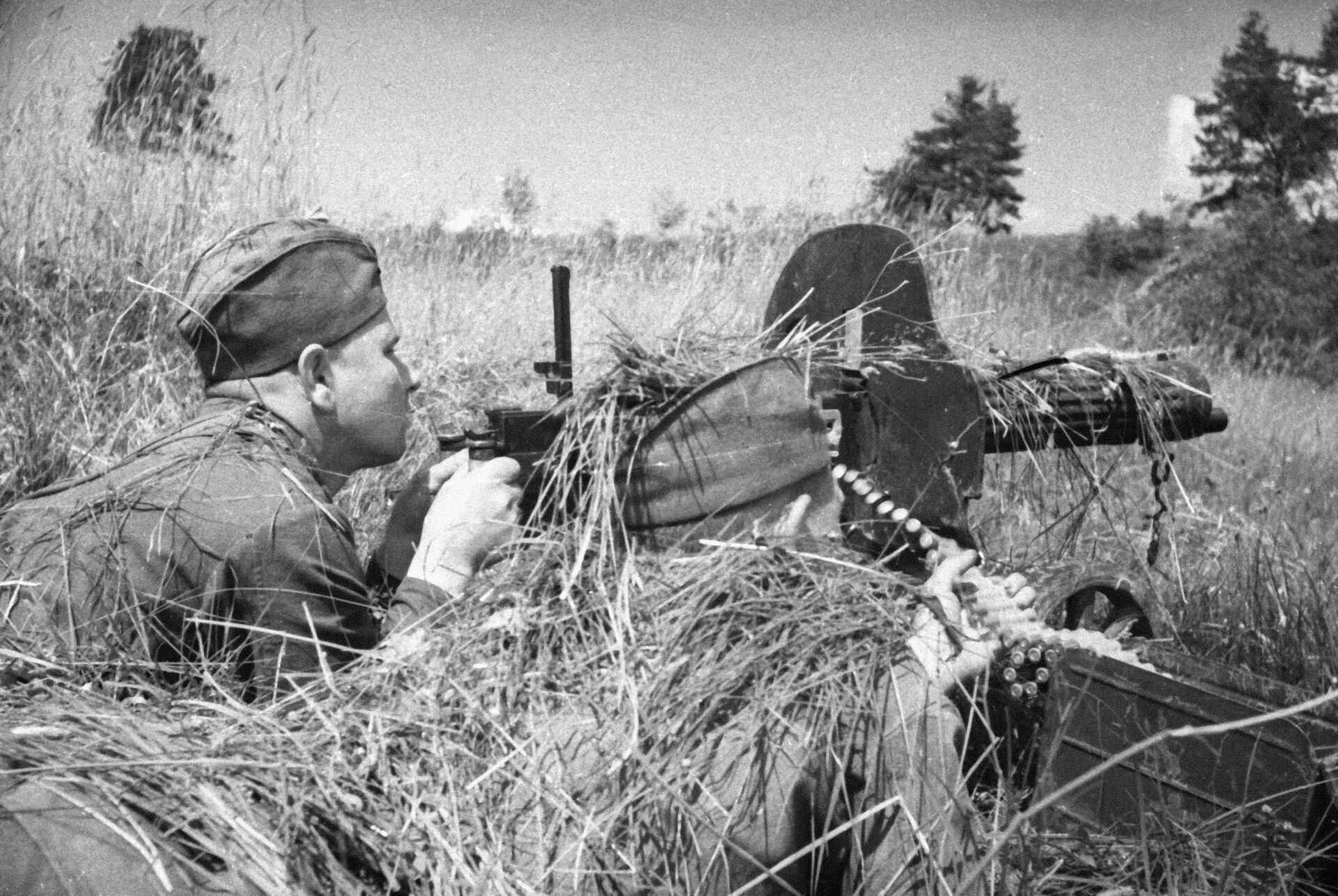 Солдат с пулеметом Максим, архивное фото - Sputnik Беларусь, 1920, 20.10.2022