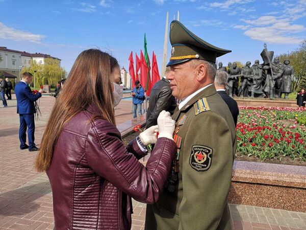 День Победы в Витебске: немноголюдно, но очень торжественно День Победы в Витебске: немноголюдно, но очень торжественно - Sputnik Беларусь