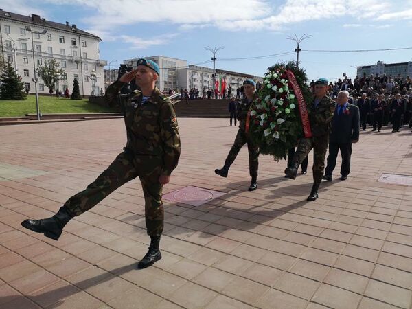 День Победы в Витебске: немноголюдно, но очень торжественно День Победы в Витебске: немноголюдно, но очень торжественно - Sputnik Беларусь