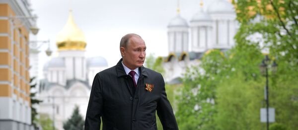 Прэзідэнт РФ У. Пуцін падчас паветранага парада, прысвечанага 75-годдзю Перамогі ў ВАВ - Sputnik Беларусь