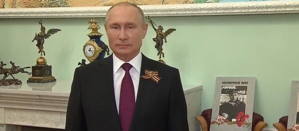 Пуцін з Крамля далучыўся да анлайн-акцыі Бессмяротны полк Пуцін з Крамля далучыўся да анлайн-акцыі Бессмяротны полк - Sputnik Беларусь
