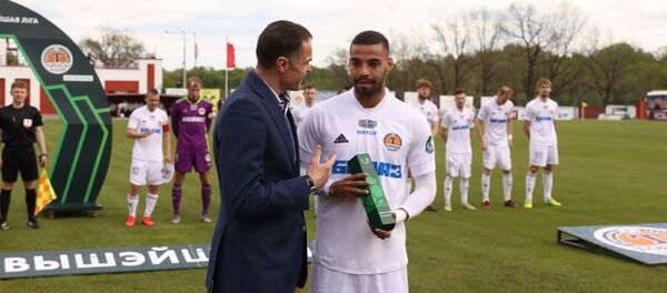 Награждение лучшего игрока апреля Габриэля Рамоса - Sputnik Беларусь