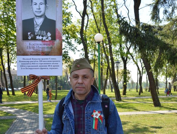 Геннадий Костюкович пришел на шествие с портретом дяди  - Sputnik Беларусь