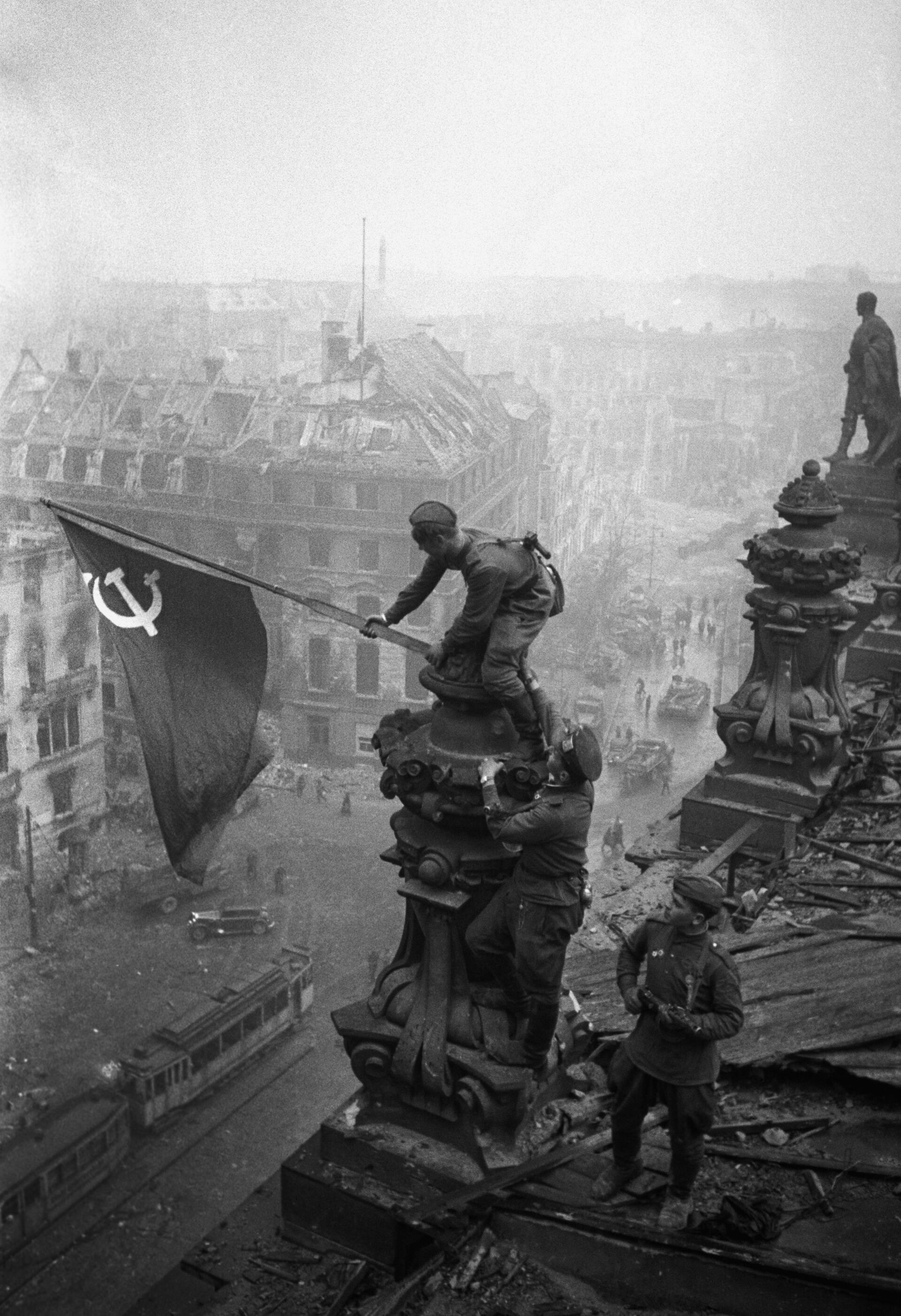 Знамя Победы на здании Рейхстага в Берлине - Sputnik Беларусь, 1920, 06.05.2023