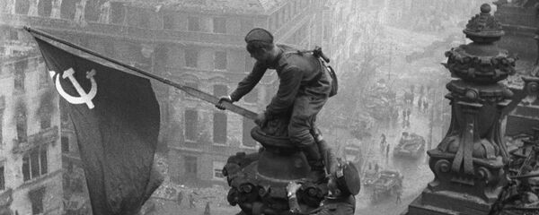 Знамя Победы на здании Рейхстага в Берлине Знамя Победы на здании Рейхстага в Берлине - Sputnik Беларусь