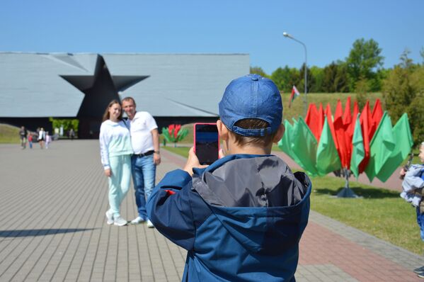 В крепость на День Победы приходят семьями - Sputnik Беларусь