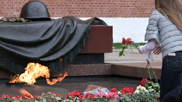 Девушка возлагает цветы к Вечному огню на Могиле Неизвестного Солдата - Sputnik Беларусь