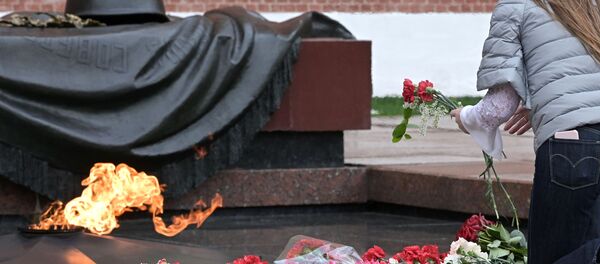 Девушка возлагает цветы к Вечному огню на Могиле Неизвестного Солдата - Sputnik Беларусь