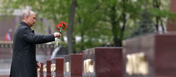 Президент России Владимир Путин возлагает в День Победы цветы на Аллее городов-героев у Могилы Неизвестного Солдата Президент России Владимир Путин возлагает в День Победы цветы на Аллее городов-героев у Могилы Неизвестного Солдата - Sputnik Беларусь
